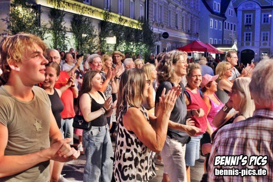 Tanz vor Haus 7